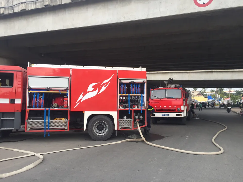 Cháy nhà dân ở chân cầu Bình Lợi, Bình Thạnh ảnh 1