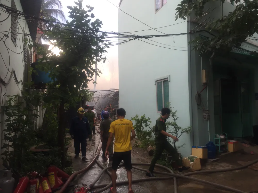 Cháy nhà dân ở chân cầu Bình Lợi, Bình Thạnh ảnh 10