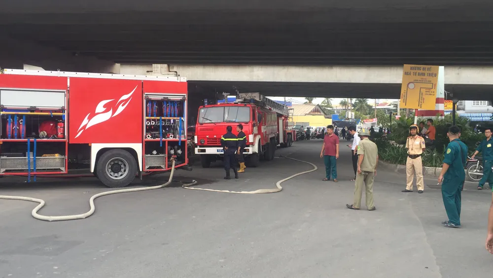 Cháy nhà dân ở chân cầu Bình Lợi, Bình Thạnh ảnh 12