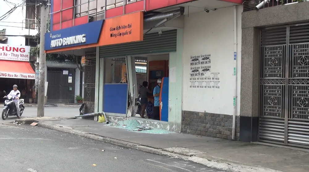 Tài xế nghi say xỉn lái xe tông vào trụ sở ngân hàng rồi nổ máy… đi sửa xe ảnh 1