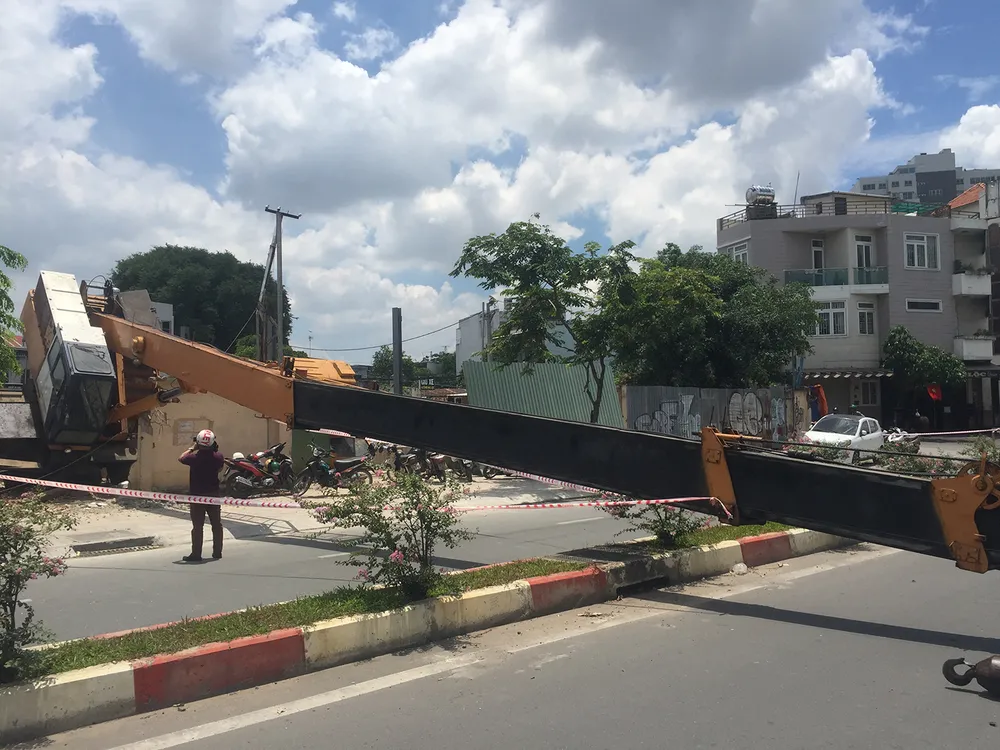 Xe cần cẩu đổ sập trên đại lộ Phạm Văn Đồng, nhiều người thoát chết ảnh 2