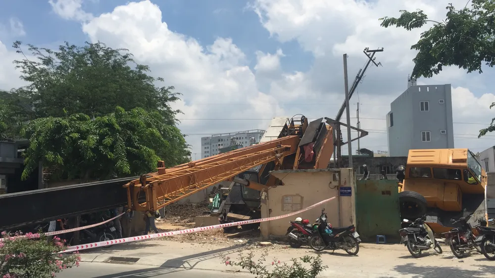 Xe cần cẩu đổ sập trên đại lộ Phạm Văn Đồng, nhiều người thoát chết ảnh 3