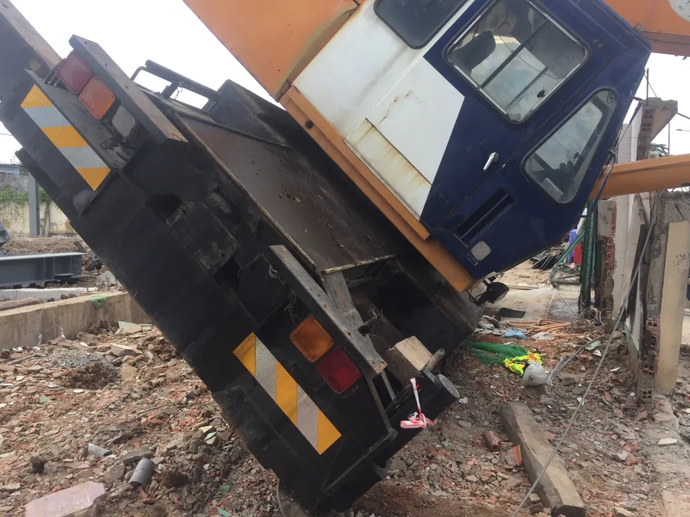 Xe cần cẩu đổ sập trên đại lộ Phạm Văn Đồng, nhiều người thoát chết ảnh 4