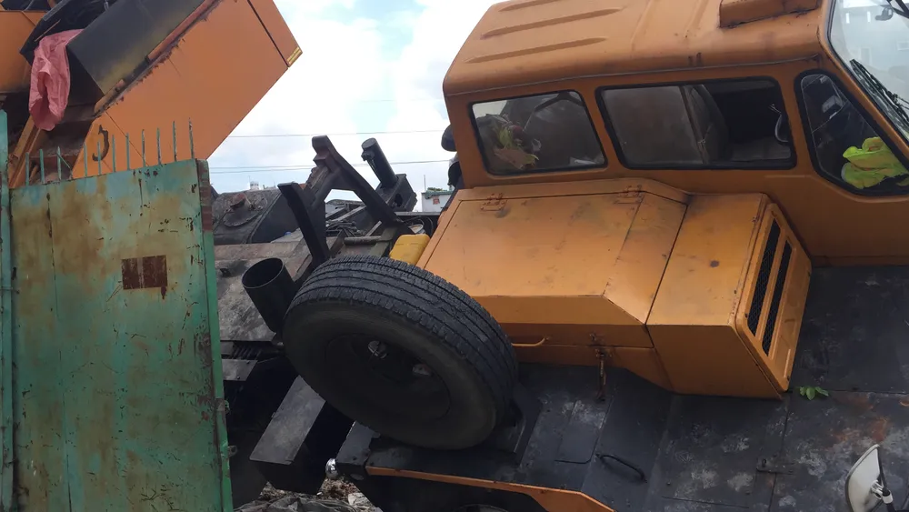 Xe cần cẩu đổ sập trên đại lộ Phạm Văn Đồng, nhiều người thoát chết ảnh 5