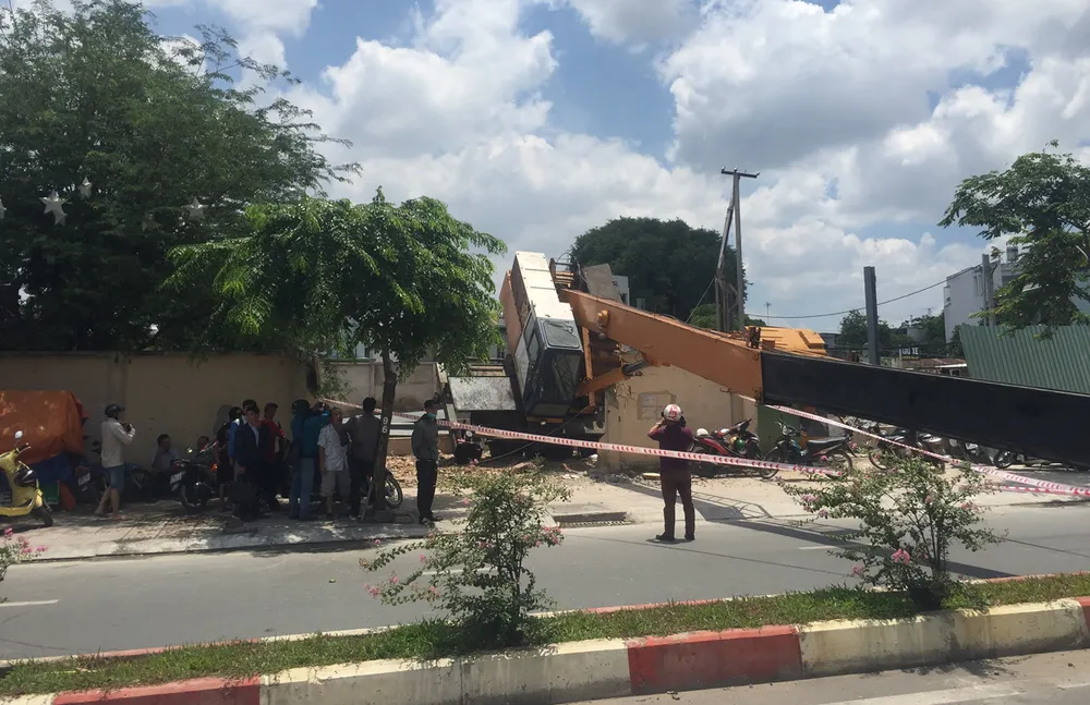 Xe cần cẩu đổ sập trên đại lộ Phạm Văn Đồng, nhiều người thoát chết ảnh 1