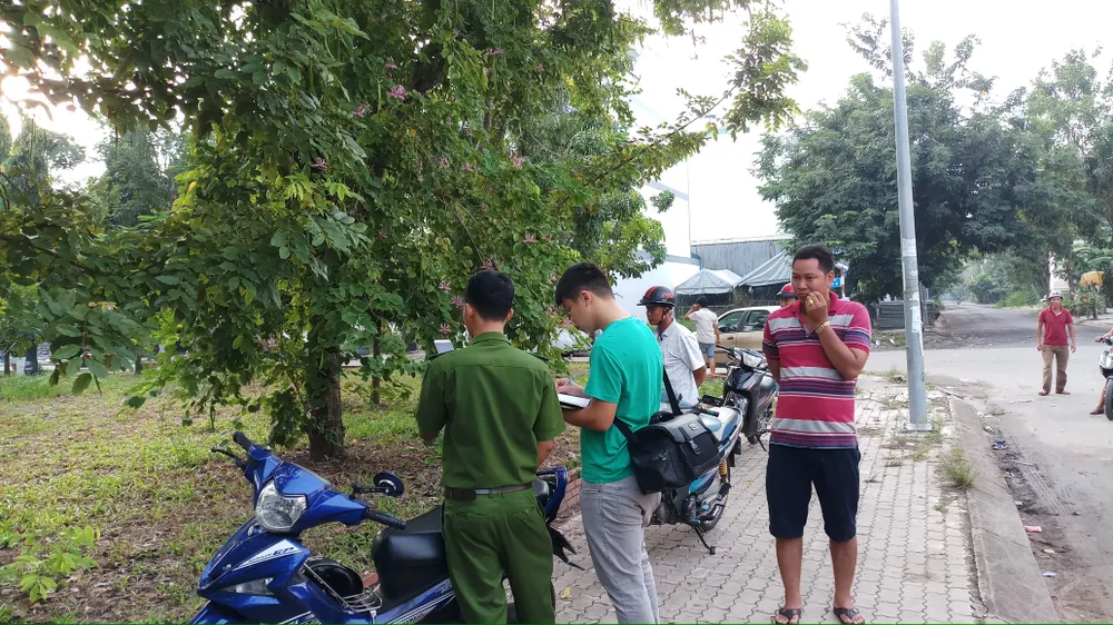 Người đàn ông tử vong trong tư thế treo cổ cạnh xe ô tô với 2 lá thư ảnh 1