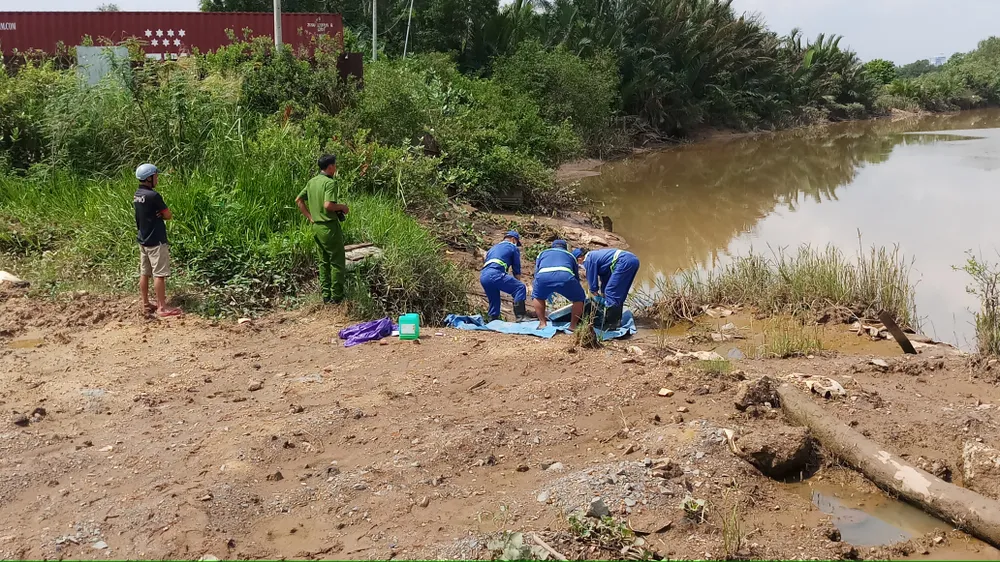 Thi thể nam thanh niên tử vong trôi trên sông Rạch Chiếc ảnh 1