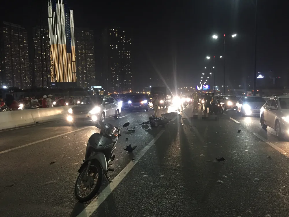  Va chạm với xe tải trên cầu Sài Gòn, đôi nam nữ chết thảm, giao thông ùn ứ kéo dài ảnh 1