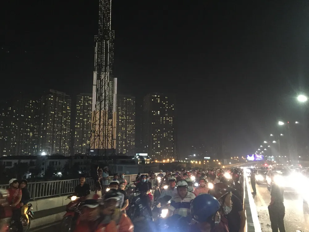  Va chạm với xe tải trên cầu Sài Gòn, đôi nam nữ chết thảm, giao thông ùn ứ kéo dài ảnh 9