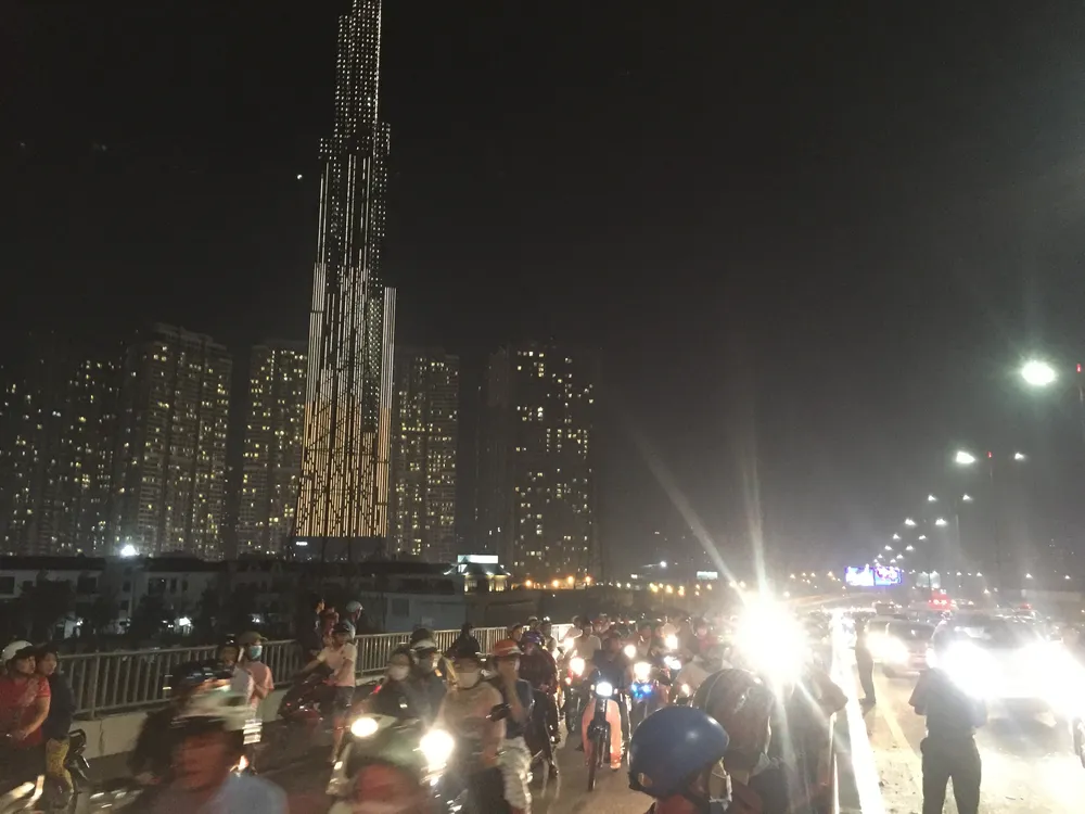  Va chạm với xe tải trên cầu Sài Gòn, đôi nam nữ chết thảm, giao thông ùn ứ kéo dài ảnh 10