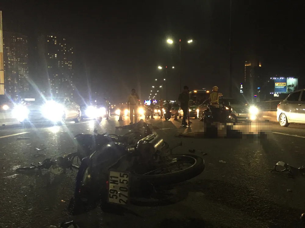  Va chạm với xe tải trên cầu Sài Gòn, đôi nam nữ chết thảm, giao thông ùn ứ kéo dài ảnh 2