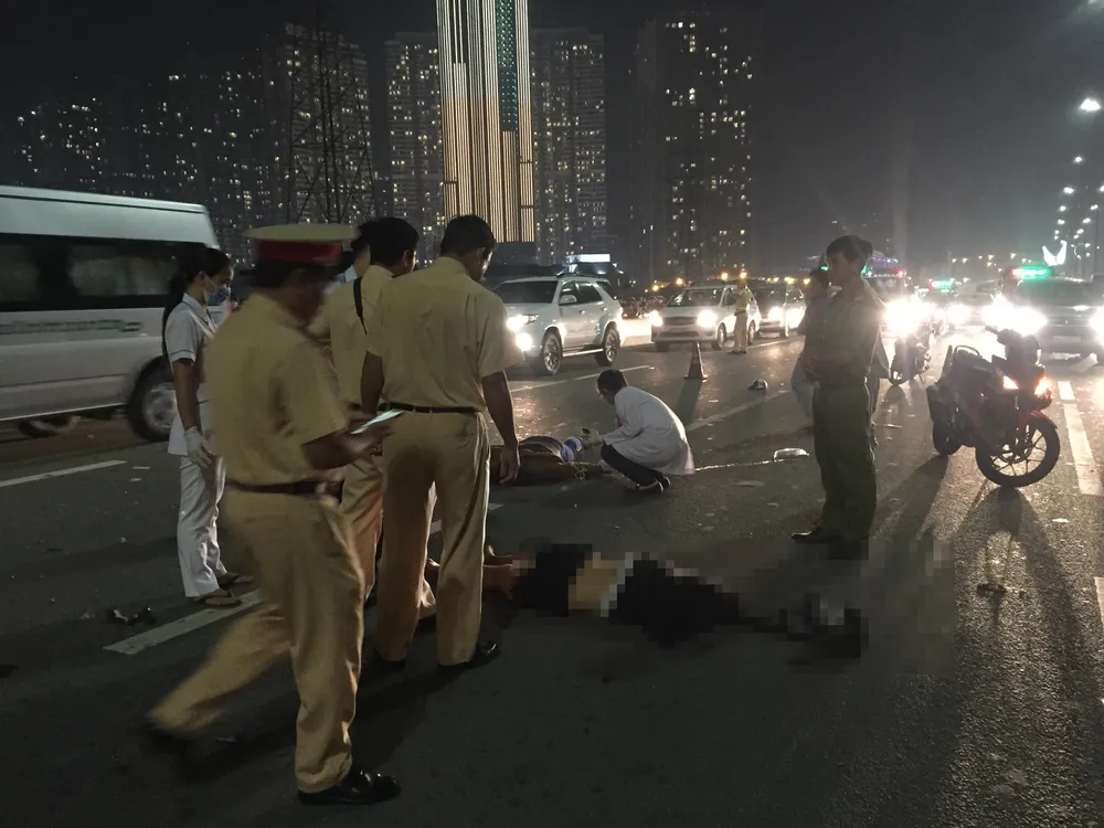  Va chạm với xe tải trên cầu Sài Gòn, đôi nam nữ chết thảm, giao thông ùn ứ kéo dài ảnh 6