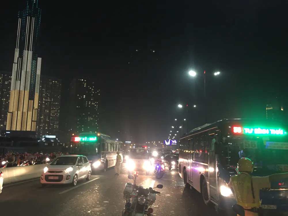  Va chạm với xe tải trên cầu Sài Gòn, đôi nam nữ chết thảm, giao thông ùn ứ kéo dài ảnh 8