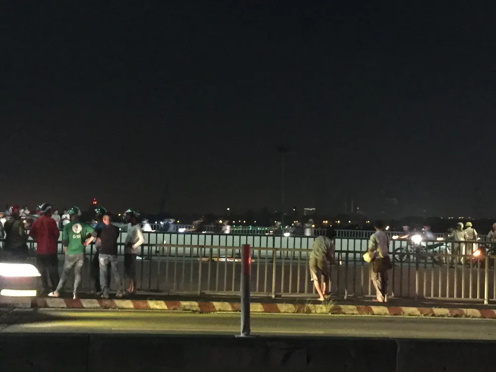  Va chạm với xe tải trên cầu Sài Gòn, đôi nam nữ chết thảm, giao thông ùn ứ kéo dài ảnh 16