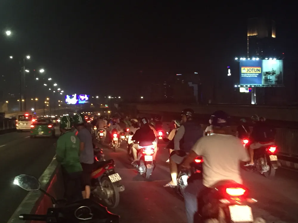  Va chạm với xe tải trên cầu Sài Gòn, đôi nam nữ chết thảm, giao thông ùn ứ kéo dài ảnh 13