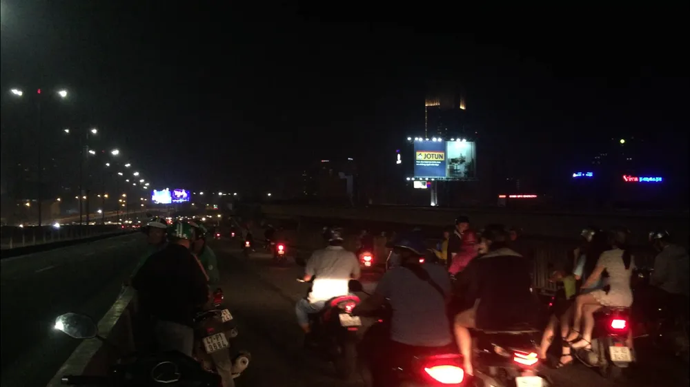  Va chạm với xe tải trên cầu Sài Gòn, đôi nam nữ chết thảm, giao thông ùn ứ kéo dài ảnh 11