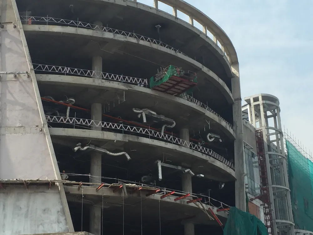  Rơi từ công trình Trung tâm thương mại ở quận Thủ Đức, 3 công nhân bị thương ảnh 2