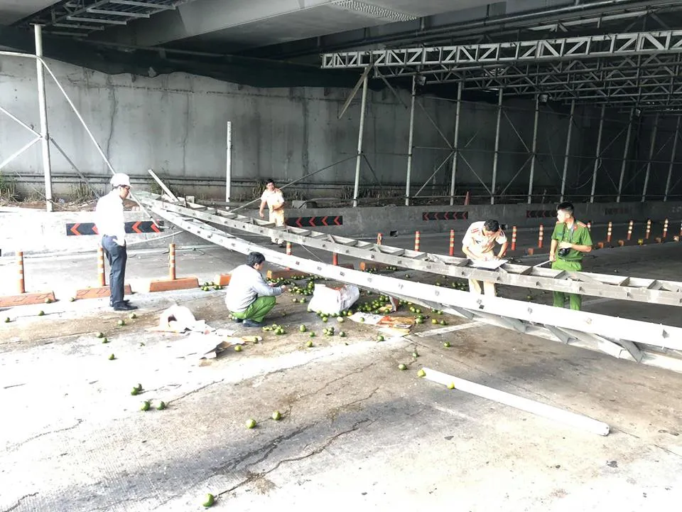 Xe tải đâm sập giàn giáo công trình, cửa hầm Thủ Thiêm  bị phong toả ảnh 1