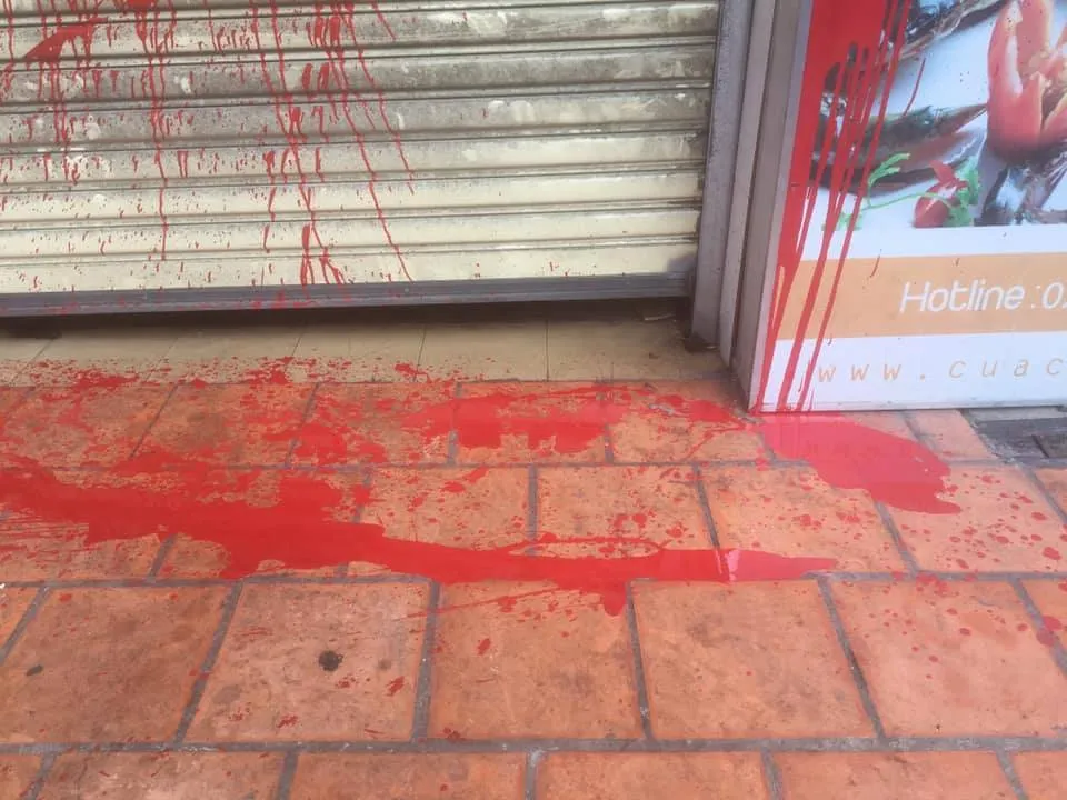  Quán Cua Ngon ở quận Tân Bình bị tạt sơn ảnh 1