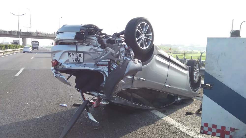 Tai nạn giữa xe ô tô và xe khách trên cao tốc, nhiều người thoát chết ảnh 3