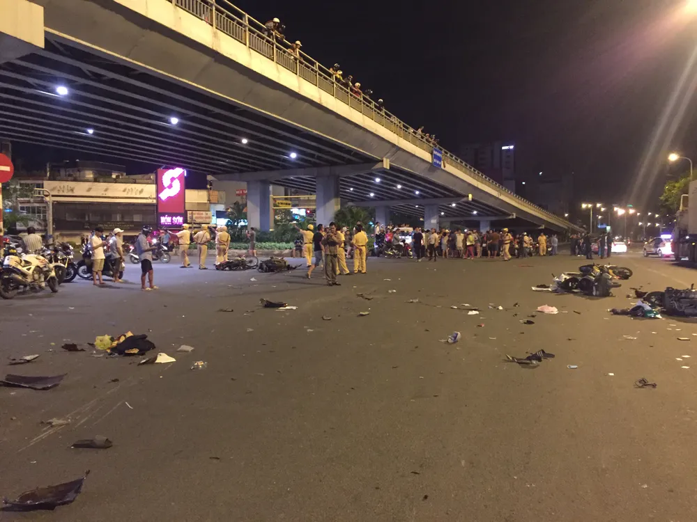 Nữ tài xế ô tô có biểu hiện say xỉn tông hàng loạt xe, một người chết ảnh 7