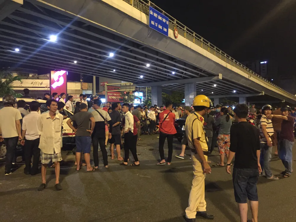 Nữ tài xế ô tô có biểu hiện say xỉn tông hàng loạt xe, một người chết ảnh 8