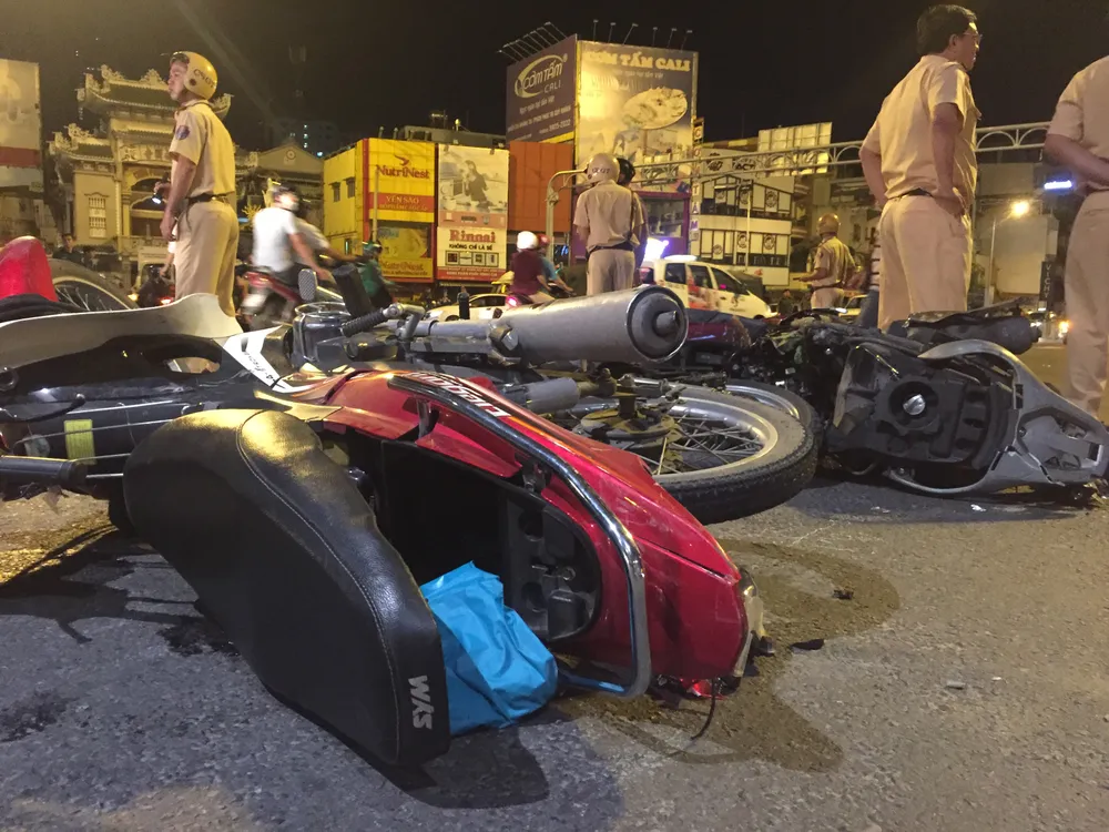 Nữ tài xế ô tô có biểu hiện say xỉn tông hàng loạt xe, một người chết ảnh 11