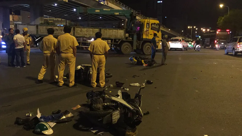 Nữ tài xế ô tô có biểu hiện say xỉn tông hàng loạt xe, một người chết ảnh 13