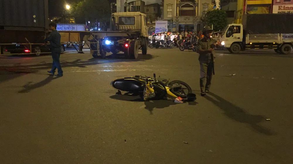 Nữ tài xế ô tô có biểu hiện say xỉn tông hàng loạt xe, một người chết ảnh 15