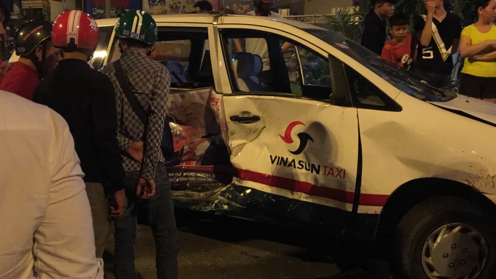 Nữ tài xế ô tô có biểu hiện say xỉn tông hàng loạt xe, một người chết ảnh 17