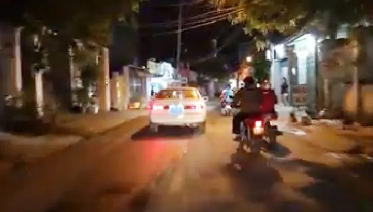 Xe biển xanh 80B chở phụ nữ, trẻ em hú còi ưu tiên inh ỏi trên đường phố  ảnh 1