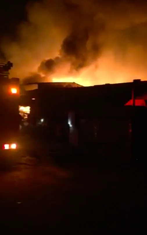 ​  Đồng Nai: Xưởng gỗ bốc cháy dữ dội trong đêm ảnh 1