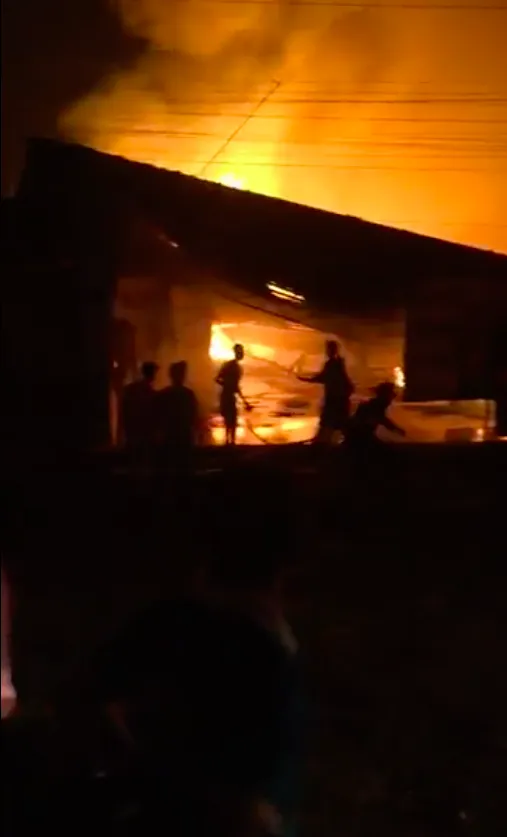 ​  Đồng Nai: Xưởng gỗ bốc cháy dữ dội trong đêm ảnh 2