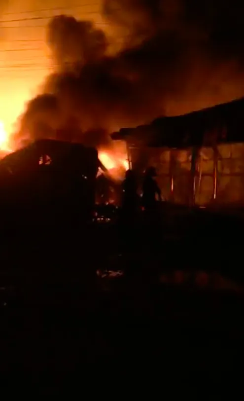 ​  Đồng Nai: Xưởng gỗ bốc cháy dữ dội trong đêm ảnh 3