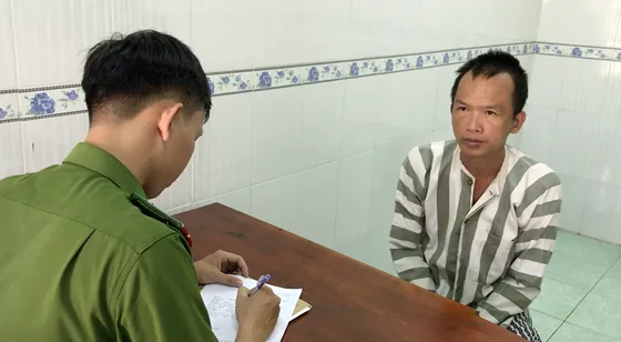 Nghi phạm Nguyễn Thanh Danh bình thản khai nhận hành vi. Ảnh: CHÍ THẠCH