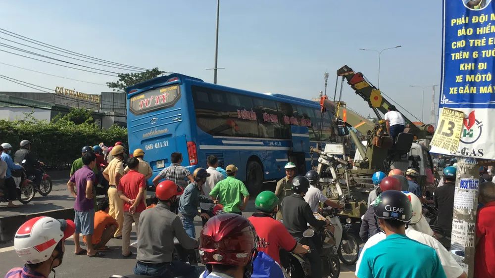 Xe khách tông dải phân cách, nhiều người thoát chết ảnh 1