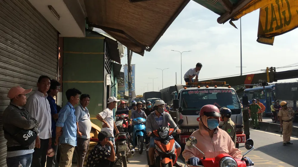 Xe khách tông dải phân cách, nhiều người thoát chết ảnh 6