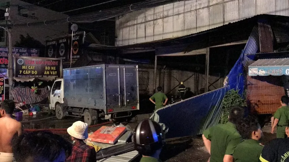 Cửa hàng tạp hoá bốc cháy dữ dội ở quận 9 ảnh 3