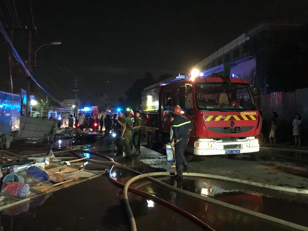 Cửa hàng tạp hoá bốc cháy dữ dội ở quận 9 ảnh 4