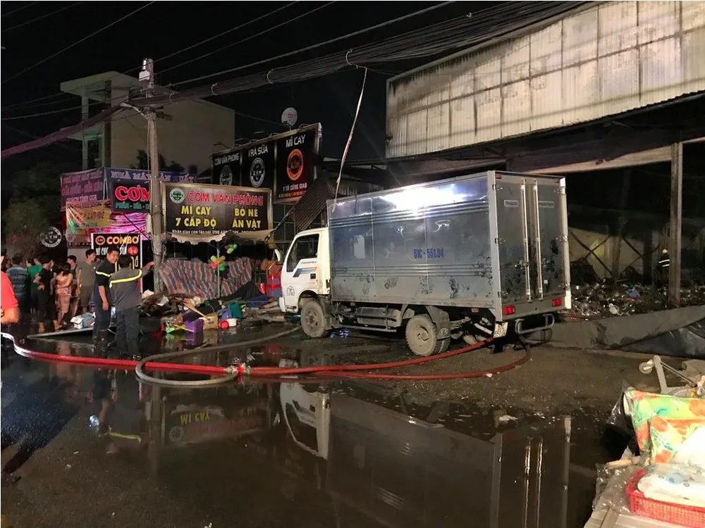 Cửa hàng tạp hoá bốc cháy dữ dội ở quận 9 ảnh 5