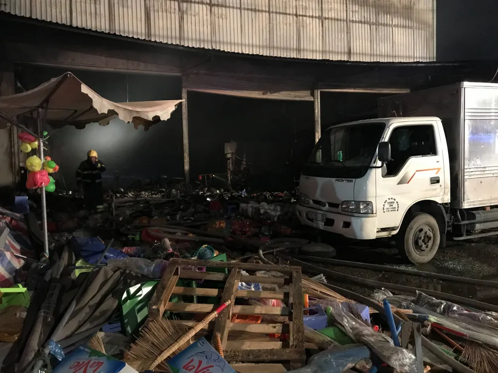 Cửa hàng tạp hoá bốc cháy dữ dội ở quận 9 ảnh 6