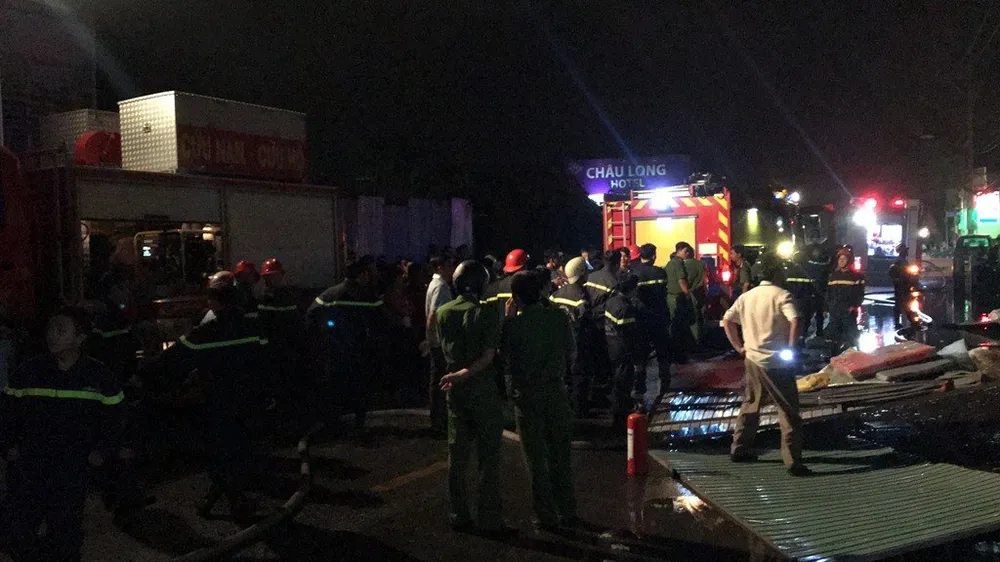 Cửa hàng tạp hoá bốc cháy dữ dội ở quận 9 ảnh 10