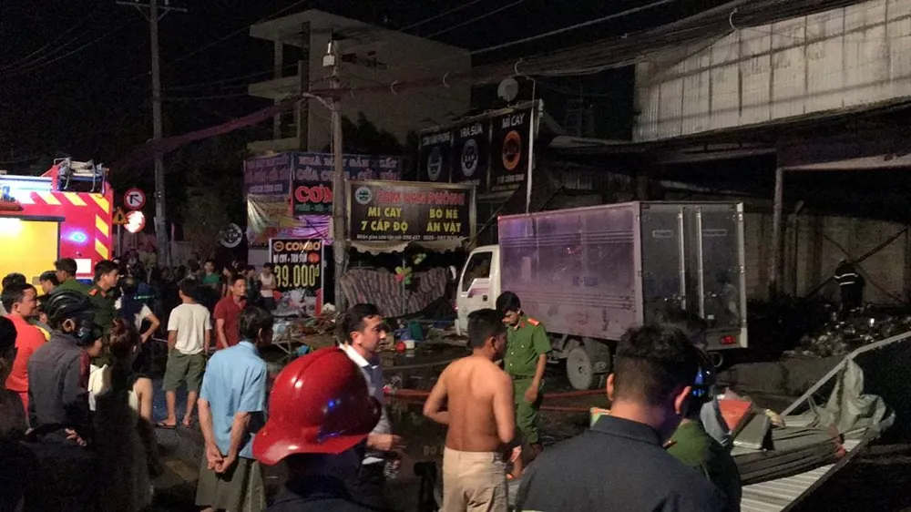 Cửa hàng tạp hoá bốc cháy dữ dội ở quận 9 ảnh 12