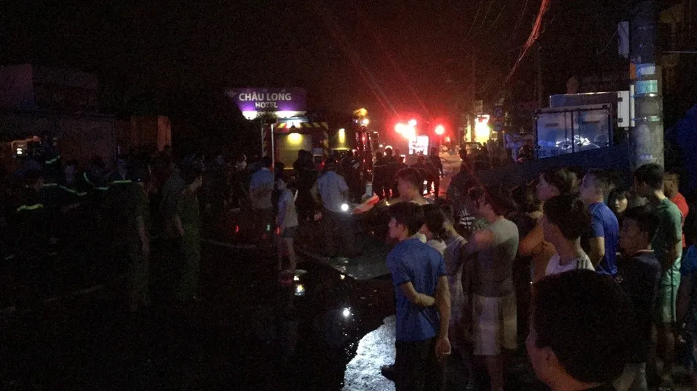 Cửa hàng tạp hoá bốc cháy dữ dội ở quận 9 ảnh 2