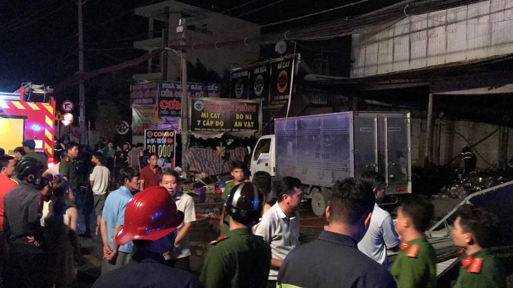 Cửa hàng tạp hoá bốc cháy dữ dội ở quận 9 ảnh 13