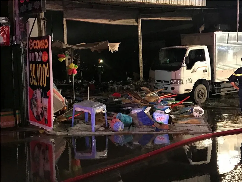 Cửa hàng tạp hoá bốc cháy dữ dội ở quận 9 ảnh 15