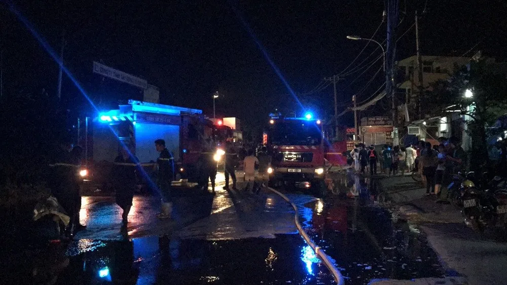 Cửa hàng tạp hoá bốc cháy dữ dội ở quận 9 ảnh 16