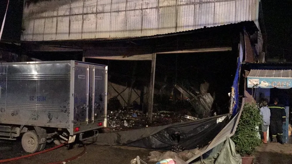 Cửa hàng tạp hoá bốc cháy dữ dội ở quận 9 ảnh 17