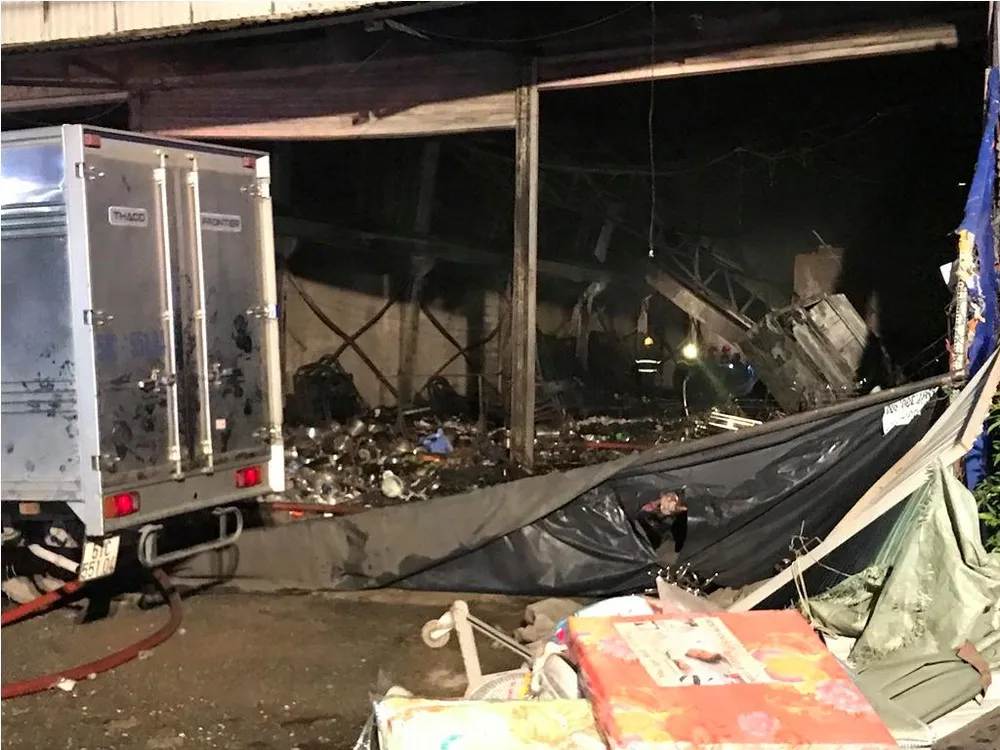 Cửa hàng tạp hoá bốc cháy dữ dội ở quận 9 ảnh 19