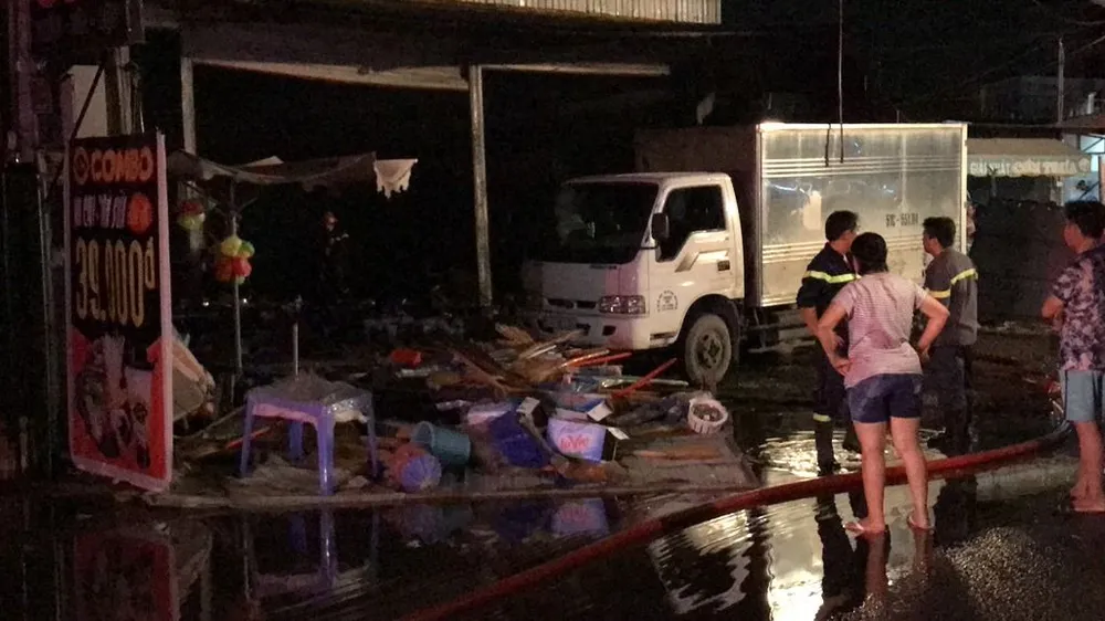 Cửa hàng tạp hoá bốc cháy dữ dội ở quận 9 ảnh 21
